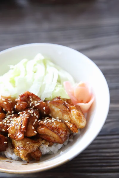 Gegrilltes Huhn Teriyaki-Reis auf Holz Hintergrund, japanisches Essen — Stockfoto