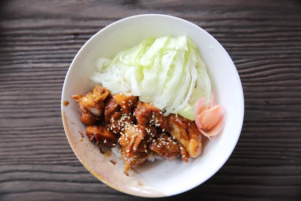 Grillad kyckling teriyaki ris på trä bakgrund, japansk mat — Stockfoto