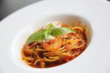 Spagetti bolognese karides ile