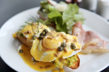 Yumurta Benedict tost İngilizce muffins, pastırma, haşlanmış yumurta