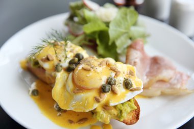 Yumurta Benedict tost İngilizce muffins, pastırma, haşlanmış yumurta