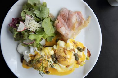 Yumurta Benedict tost İngilizce muffins, pastırma, haşlanmış yumurta