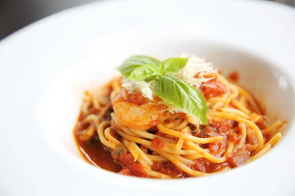 Spaghetti Bolognese mit Garnelen — Stockfoto
