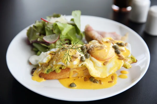 Huevos Benedicto tostados magdalenas inglesas, tocino, huevos escalfados —  Fotos de Stock