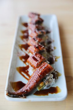 Japon yemek suşi yılan balığı maki rulo