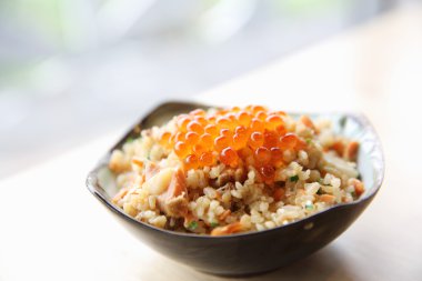 Japon mutfağı Fried Rice somon ve üstüne havyar ile
