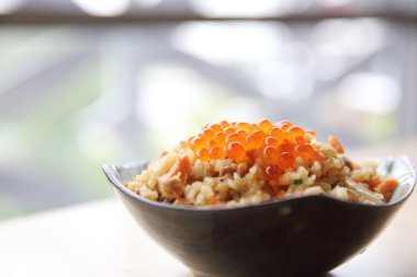 Japon mutfağı Fried Rice somon ve üstüne havyar ile