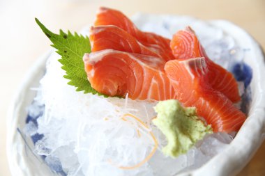 ahşap zemin üzerine somon balığı