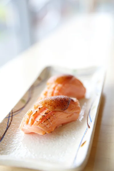 Sushi de somon la grătar japonez cu sos de fructe de mare pe partea de sus — Fotografie, imagine de stoc