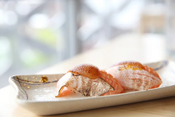 Comida japonesa sushi salmón a la parrilla con salsa de mariscos en la parte superior —  Fotos de Stock