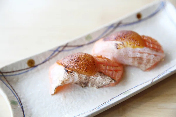 Sushi giapponese di salmone alla griglia con salsa di frutti di mare in cima — Foto Stock