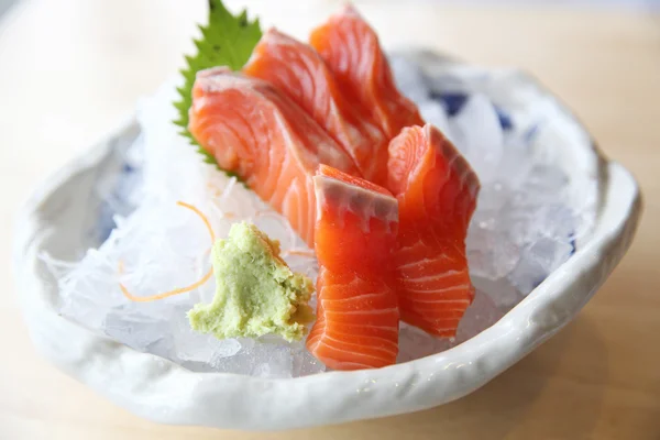 Salmão sashimi em fundo de madeira — Fotografia de Stock