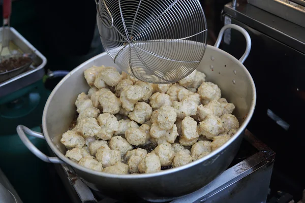 Bola de peixe frito e carne no mercado alimentar local tailandês — Fotografia de Stock