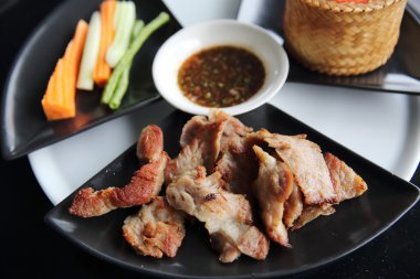 baharatlı ızgara domuz eti pilav ile