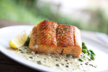 Patates ve fasulye ile pişmiş Somon ızgara