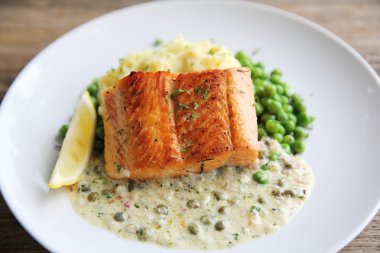 Patates ve fasulye ile pişmiş Somon ızgara