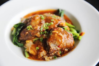 Kızarmış anlık noodle domuz kaburga ile karıştırın