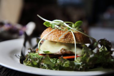 biftek ve ahşap zemin üzerine peynirli çörek