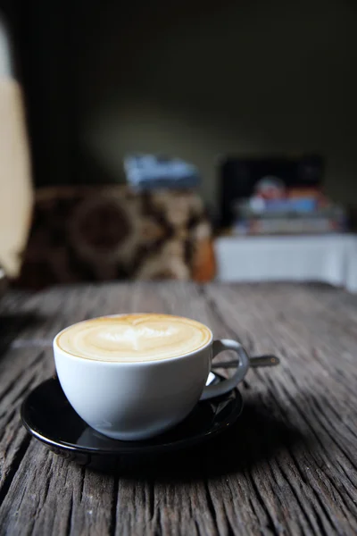 Cappuccino café sur fond de bois — Photo