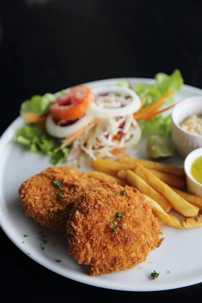 Pescado y patatas fritas con salsa — Foto de Stock