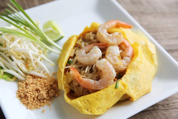 Comida tailandesa padthai macarrão frito com camarão — Fotografia de Stock