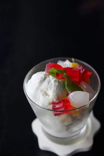 Coconut ice cream — Stock Photo, Image