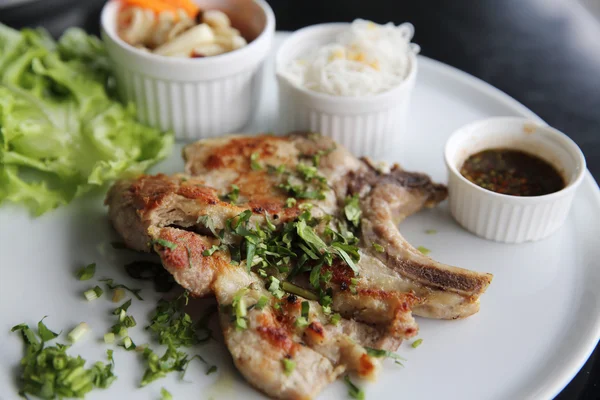 Gegrilde porkchop op hout achtergrond — Stockfoto