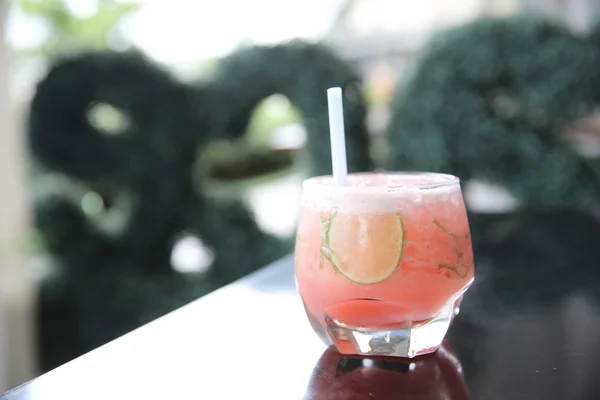 Rosa Cocktail mit Limette und Minze — Stockfoto
