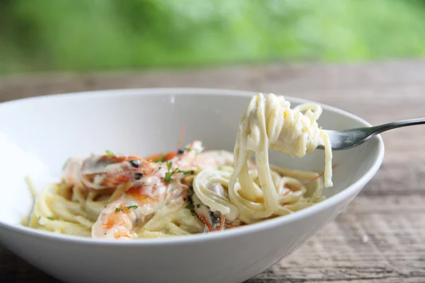 Salsa blanca de espagueti con camarones —  Fotos de Stock