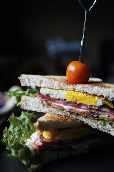 Club-Sandwiches auf Holz-Hintergrund mit mystischem Licht — Stockfoto