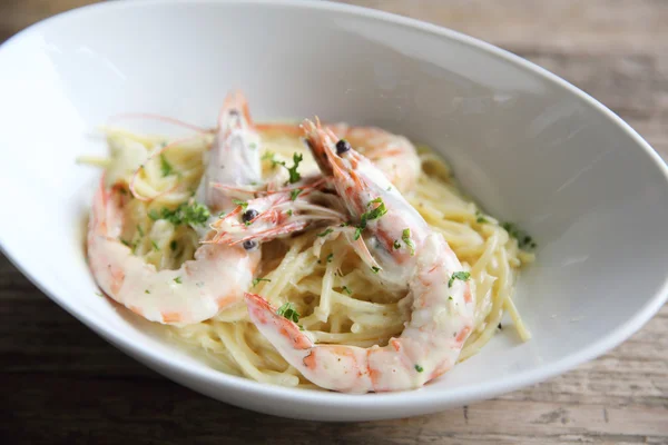 Vit pastasås med räkor — Stockfoto