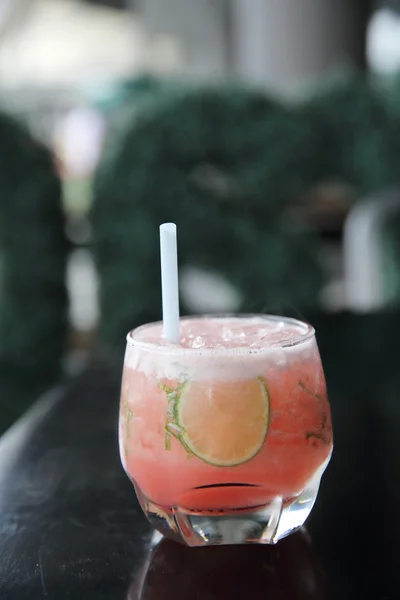 Pink cocktail with lime and mint — Stock Photo, Image