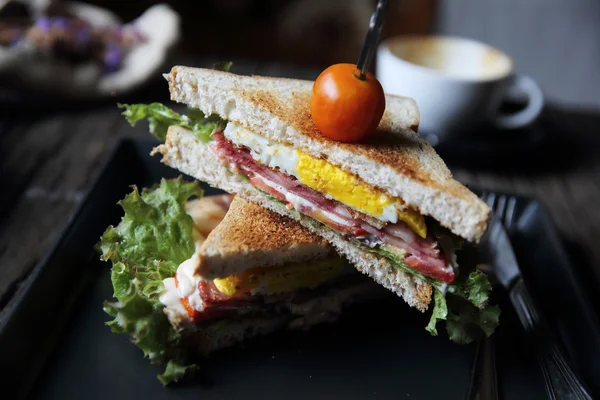 Club-Sandwiches auf Holz-Hintergrund mit mystischem Licht — Stockfoto