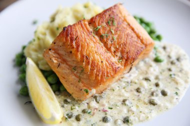 Patates ve fasulye ile pişmiş Somon ızgara
