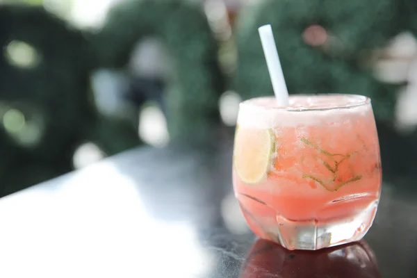 Pink cocktail with lime and mint — Stock Photo, Image