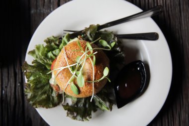 biftek ve ahşap zemin üzerine peynirli çörek