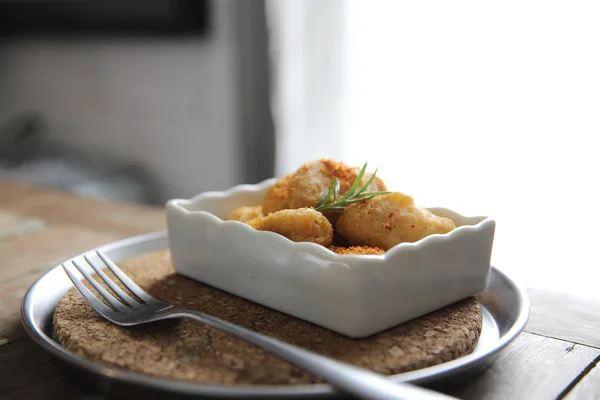 Nuggets auf Holz Hintergrund — Stockfoto