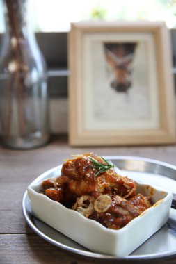 Kızarmış tavuk kanadı ahşap arka plan üzerinde