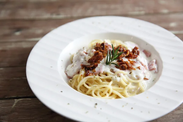 Espaguetis carbonara con tocino y queso — Foto de Stock