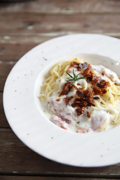 Pastırma ve peynirli spagetti. — Stok fotoğraf