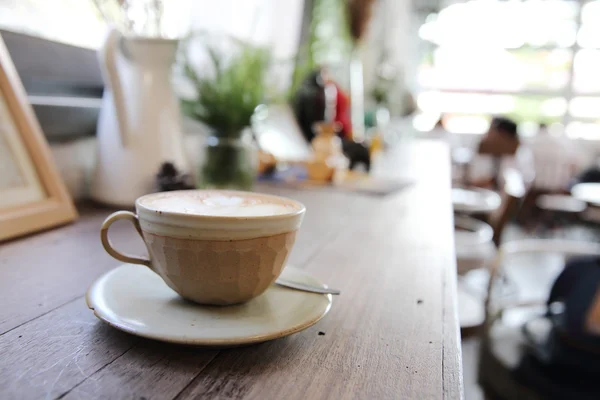 Cappuccino kávé a fa háttér — Stock Fotó