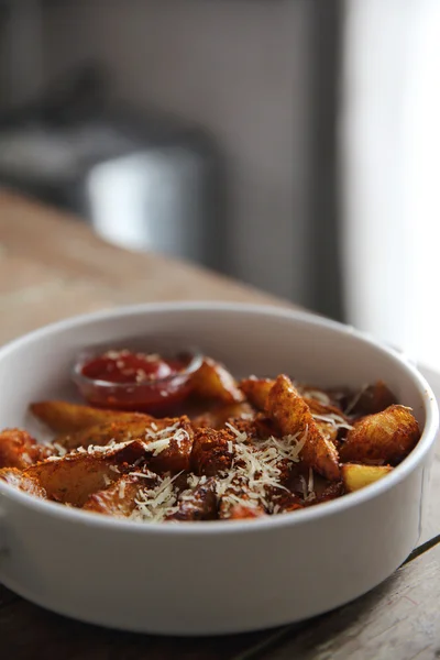 Frites frites fraîches avec ketchup sur fond bois — Photo