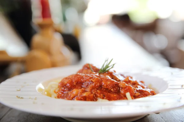 Spaghetti bolognese op hout achtergrond — Stockfoto