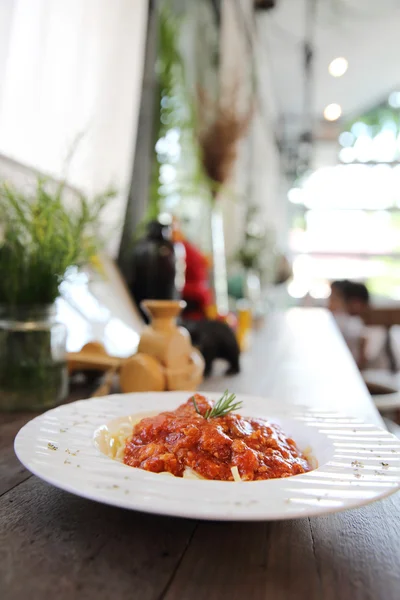 Spaghetti bolognese op hout achtergrond — Stockfoto