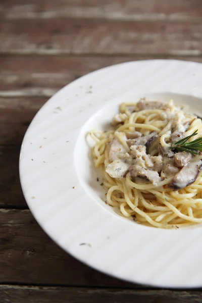 Salsa blanca de espagueti con pollo —  Fotos de Stock