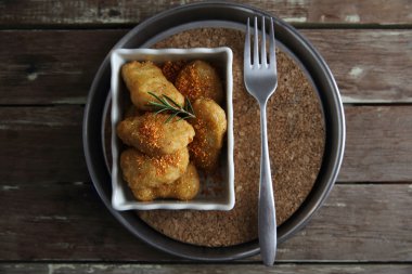 Ahşap Arkaplanda Külçeler