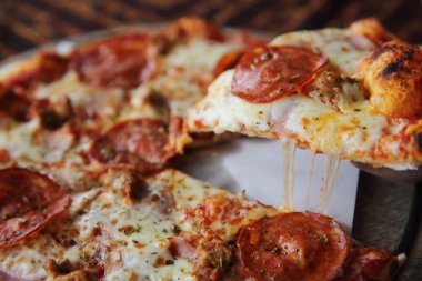 biberli pizza üzerinde ahşap 