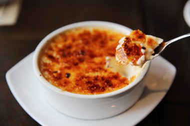 Creme Brulee ahşap arka plan üzerinde