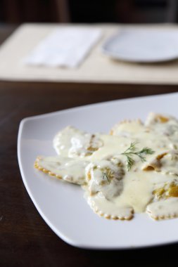 ahşap arka plan üzerinde mantı