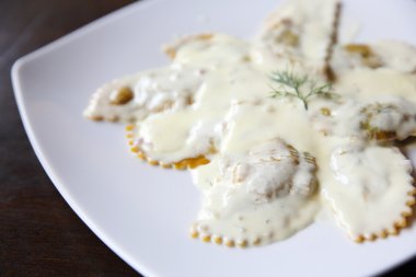 ahşap arka plan üzerinde mantı